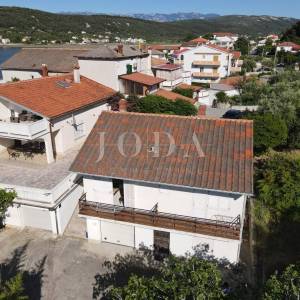 RAB – SUPETARSKA DRAGA | Stan 68,62 m², samo 40 m od mora, veliko dvorište, parking!