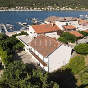 RAB – SUPETARSKA DRAGA | Stan 68,62 m², samo 40 m od mora, veliko dvorište, parking!