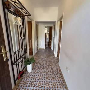 RAB – SUPETARSKA DRAGA | Stan 68,62 m², samo 40 m od mora, veliko dvorište, parking!