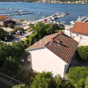 RAB – SUPETARSKA DRAGA | Stan 68,62 m², samo 40 m od mora, veliko dvorište, parking!
