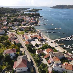 RAB – SUPETARSKA DRAGA | Stan 68,62 m², samo 40 m od mora, veliko dvorište, parking!