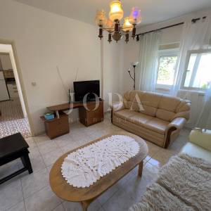 RAB – SUPETARSKA DRAGA | Stan 68,62 m², samo 40 m od mora, veliko dvorište, parking!