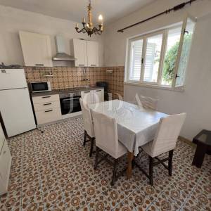 RAB – SUPETARSKA DRAGA | Stan 68,62 m², samo 40 m od mora, veliko dvorište, parking!