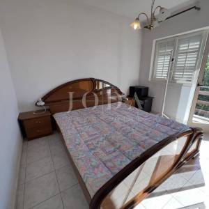 RAB – SUPETARSKA DRAGA | Stan 68,62 m², samo 40 m od mora, veliko dvorište, parking!