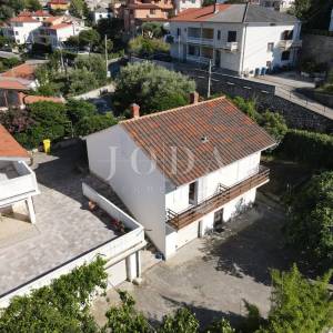 RAB – SUPETARSKA DRAGA | Stan 68,62 m², samo 40 m od mora, veliko dvorište, parking!