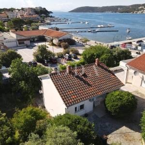 RAB – SUPETARSKA DRAGA | Stan 68,62 m², samo 40 m od mora, veliko dvorište, parking!