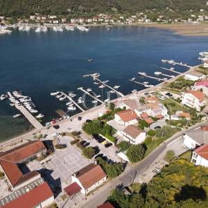 RAB – SUPETARSKA DRAGA | Stan 68,62 m², samo 40 m od mora, veliko dvorište, parking!
