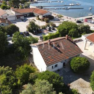 RAB – SUPETARSKA DRAGA | Stan 68,62 m², samo 40 m od mora, veliko dvorište, parking!