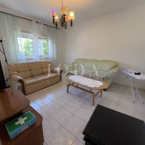 RAB – SUPETARSKA DRAGA | Stan 68,62 m², samo 40 m od mora, veliko dvorište, parking!