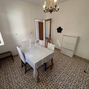 RAB – SUPETARSKA DRAGA | Stan 68,62 m², samo 40 m od mora, veliko dvorište, parking!
