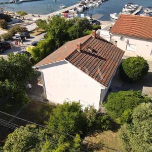 RAB – SUPETARSKA DRAGA | Stan 68,62 m², samo 40 m od mora, veliko dvorište, parking!