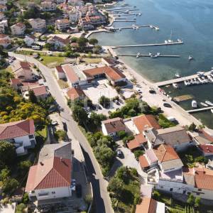 RAB – SUPETARSKA DRAGA | Stan 68,62 m², samo 40 m od mora, veliko dvorište, parking!