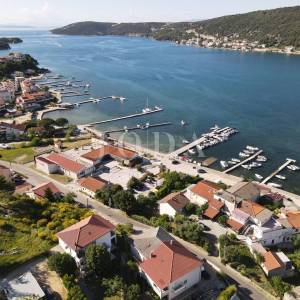 RAB – SUPETARSKA DRAGA | Stan 68,62 m², samo 40 m od mora, veliko dvorište, parking!