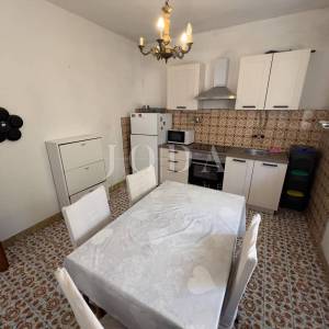 RAB – SUPETARSKA DRAGA | Stan 68,62 m², samo 40 m od mora, veliko dvorište, parking!
