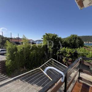 RAB – SUPETARSKA DRAGA | Stan 68,62 m², samo 40 m od mora, veliko dvorište, parking!