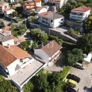 RAB – SUPETARSKA DRAGA | Stan 68,62 m², samo 40 m od mora, veliko dvorište, parking!