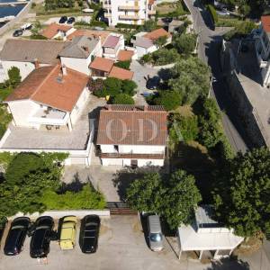 RAB – SUPETARSKA DRAGA | Stan 68,62 m², samo 40 m od mora, veliko dvorište, parking!