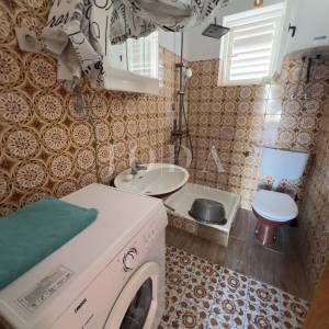 RAB – SUPETARSKA DRAGA | Stan 68,62 m², samo 40 m od mora, veliko dvorište, parking!