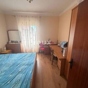 RIJEKA, BANDEROVO – useljiv 2S+DB stan s balkonom i pogledom na zelenilo