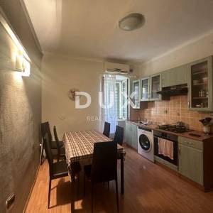 RIJEKA, CENTAR - 2SKL stan sa dvorištem, uredan i useljiv