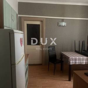 RIJEKA, CENTAR - 2SKL stan sa dvorištem, uredan i useljiv