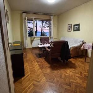 Rijeka, Gornja Vežica – 2SKL stan s pogledom na more i velikim potencijalom za uređenje po vlastitim željama