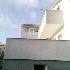 RIJEKA, VIŠKOVO - samostojeća kuća sa dva odvojena stana i velikom okućnicom! PRILIKA!