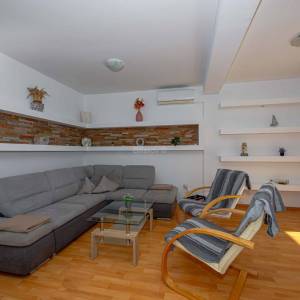 Rogoznica, samostojeća  kuća s apartmanima, prodaja