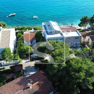 Rovinj, dvojna kuća s dva stana – 50 m od plaže