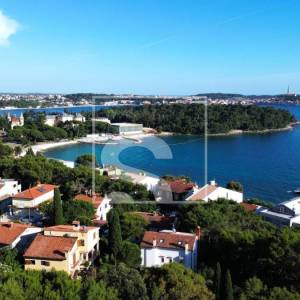 Rovinj, dvojna kuća s dva stana – 50 m od plaže