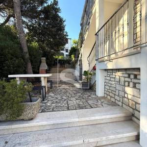 Rovinj, dvojna kuća s dva stana – 50 m od plaže