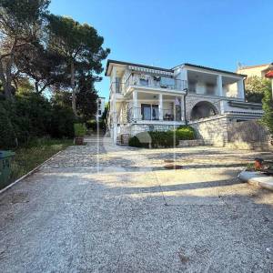 Rovinj, dvojna kuća s dva stana – 50 m od plaže