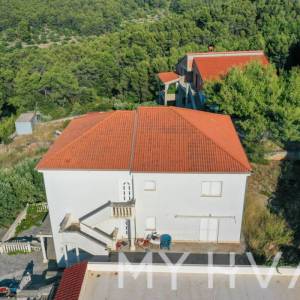 Samostojeća kuća s okućnicom Jelse 