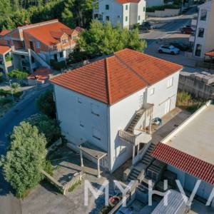 Samostojeća kuća s okućnicom Jelse 