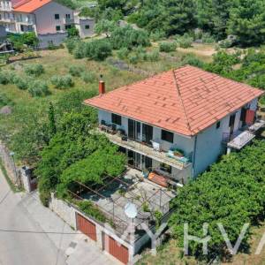 Samostojeća obiteljska kuća u Jelsi
