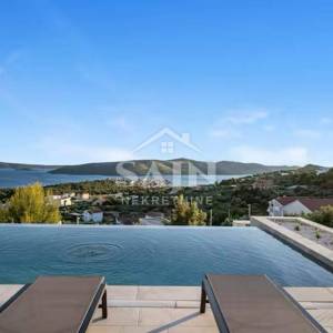 Seget-Vila s infinity bazenom i spektakularnim pogledom