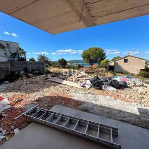 ŠIBENIK, BRODARICA – Stan u novogradnji s vrtom i pogledom na more!