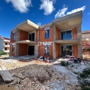 ŠIBENIK, BRODARICA – Stan u novogradnji s vrtom i pogledom na more!