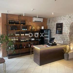 ŠIBENIK, CENTAR, vrhunski uhodani restaurant, prvi red do mora.