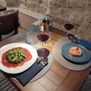 ŠIBENIK, CENTAR, vrhunski uhodani restaurant, prvi red do mora.