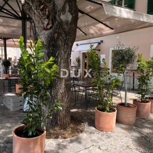 ŠIBENIK, CENTAR, vrhunski uhodani restaurant, prvi red do mora.