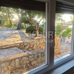 Šibenik - okolica, Grebaštica, samostojeća kuća blizu mora