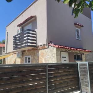ŠIBENIK, PIROVAC - Kuća s grijanim bazenom blizu mora