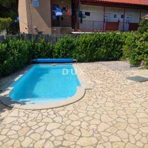 ŠIBENIK, PIROVAC - Kuća s grijanim bazenom blizu mora