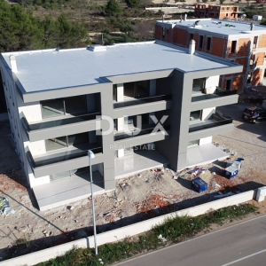 ŠIBENIK, SRIMA – Luksuzan stan u novogradnji, 300 m od mora i plaže