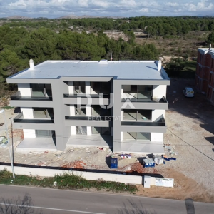 ŠIBENIK, SRIMA – Luksuzan trosoban stan u novogradnji, 300 m od plaže