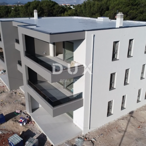 ŠIBENIK, SRIMA – Moderan stan u novogradnji, 300m od pješčane plaže