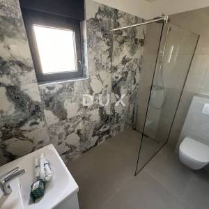 ŠIBENIK, TRIBUNJ – Stan s pogledom na more u novogradnji! PRILIKA!