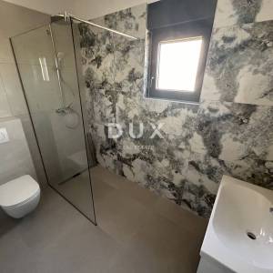 ŠIBENIK, TRIBUNJ – Stan s pogledom na more u novogradnji! PRILIKA!
