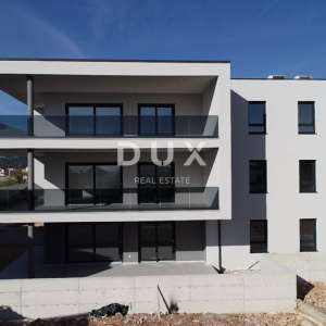 ŠIBENIK, TRIBUNJ – Stan u prizemlju novogradnje s dvorištem! PRILIKA!